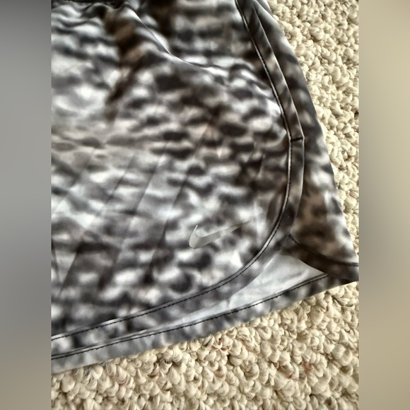 New Nike Dri-Fit Tempo Running Shorts Brief Liner Black Gray Women's Size medium - Picture 2 of 5